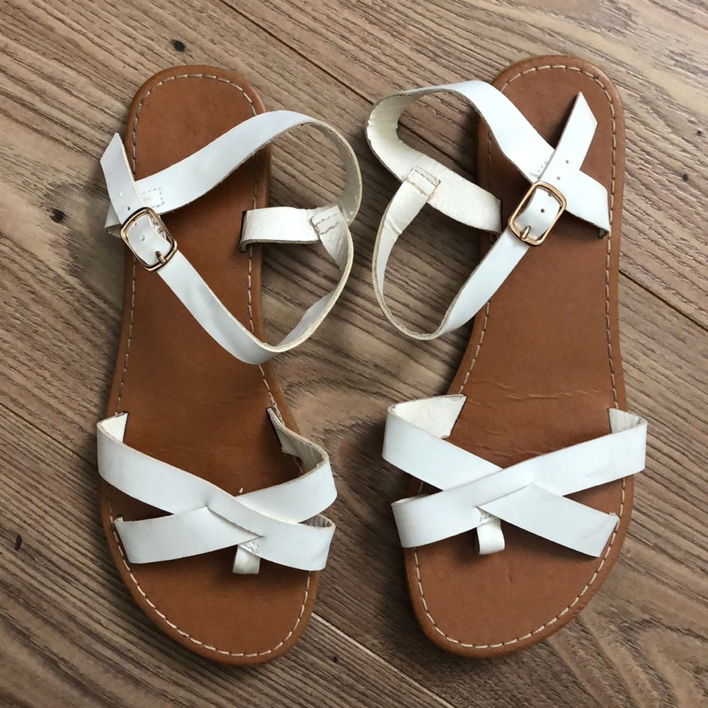 Strappy White Sandals w White Belt Buckle 🌾